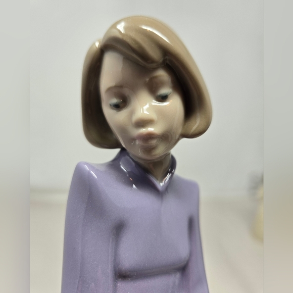 Nao by Lladro Figurine Blue Bird First Flight Women Holding Bird & Hat 10.5 Inch - Picture 9 of 13